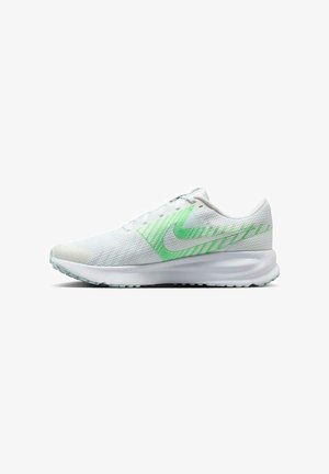 Chaussure de course basse blanche avec des rayures diagonales vert clair et un logo Nike Swoosh vert sur le côté.
