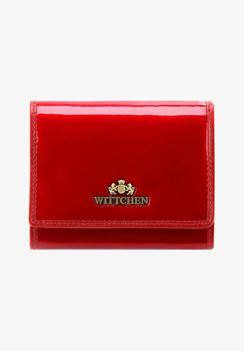 Portafoglio rosso in pelle lucida con texture liscia, dettaglio del logo dorato, design pieghevole e accenti di cucitura discreti. Dimensioni compatte.