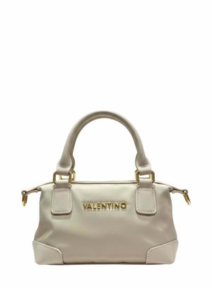 Sac à main Valentino couleur crème avec double poignée, ferrures dorées et nom de marque embossé au centre avant.