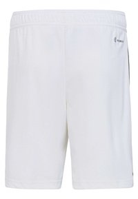 Weiße Sportshorts aus leichtem Stoff, mit einem elastischen Bund, schwarzen Seitenstreifen und einem Logo auf der rechten Seite.