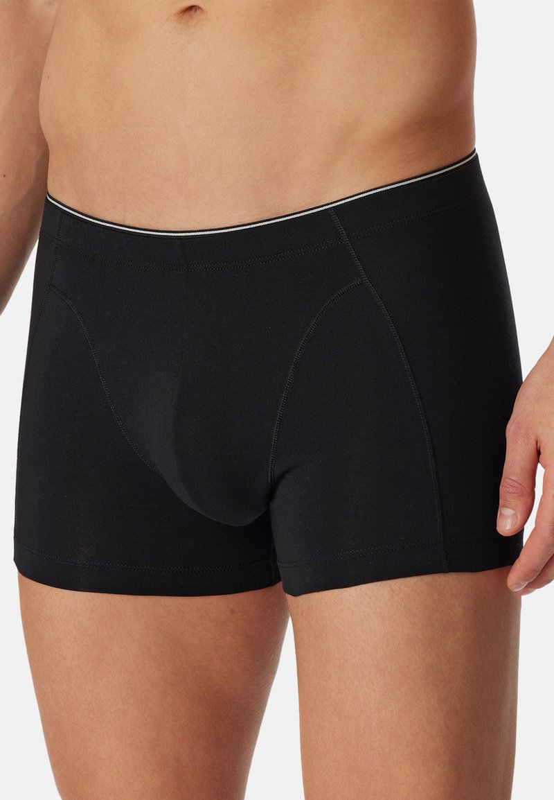 Schwarze Boxershorts aus weichem Stoff mit einer engen Passform, ausgestattet mit einem kontrastierenden Bund und subtilen Nahtdetails.