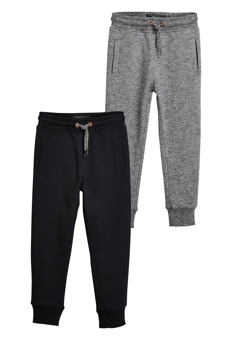 Zwei Paar Jogginghosen: eine einfarbige schwarze mit einem strukturierten Bund und Kordelzug, und eine graue mit einem melierten Muster und ähnlichem Design.