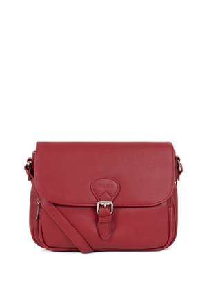 Sac bandoulière en cuir rouge avec fermeture à boucle sur le devant, bandoulière réglable et logo de la marque embossé sur le rabat.