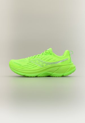 Leuchtend neongrüner Laufschuh mit Mesh-Obermaterial, dicker gepolsterter Sohle und reflektierendem silbernem Seitenlogo auf schlichtem Hintergrund.