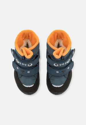 Blaue wasserdichte Stiefel mit orangefarbenem Fleecefutter, schwarzer Gummisohle und zwei verstellbaren Klettverschlüssen. Mit Tiergesichtsakzenten.