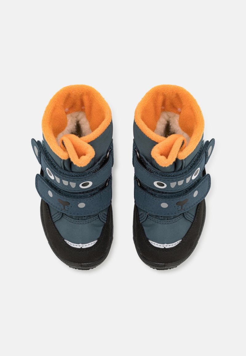 Bottes imperméables bleues avec doublure en polaire orange, semelle en caoutchouc noire et deux sangles réglables en Velcro. Présentent des accents de visage d'animal.