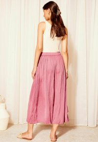 Friends Like These SOFT CRINKLE MIDI - REGULAR FIT - A-lijn rok - rose pink