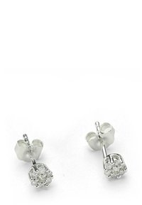 Hõbedased kõrvarõngad, millel on ümmargune klastrikujundus selgete kividega, paigaldatud poleeritud metallalusele. Lihtne ja elegantne.