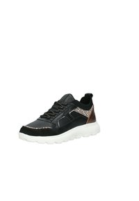 Zapatilla negra con un acabado texturizado, que presenta un panel estampado, acentos marrones y una suela de goma blanca con bordes ondulados y cordones.