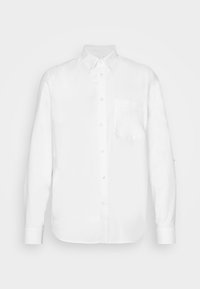 Chemise blanche à manches longues avec boutons, une poche sur la poitrine gauche et un col à boutons, présentée sur un fond uni.