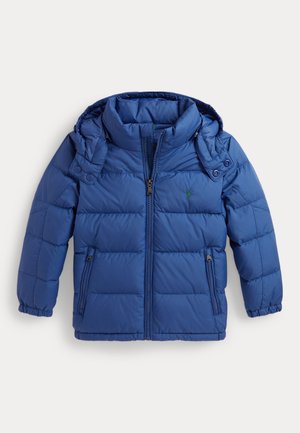 Veste matelassée bleue pour enfant avec fermeture éclair complète à l'avant, deux poches zippées, poignets élastiques et capuche amovible à boutons-pression.