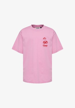 To børn står side om side iført matchende pink t-shirts med røde kirsebærlogoer, parret med denimbukser og afslappede positurer.