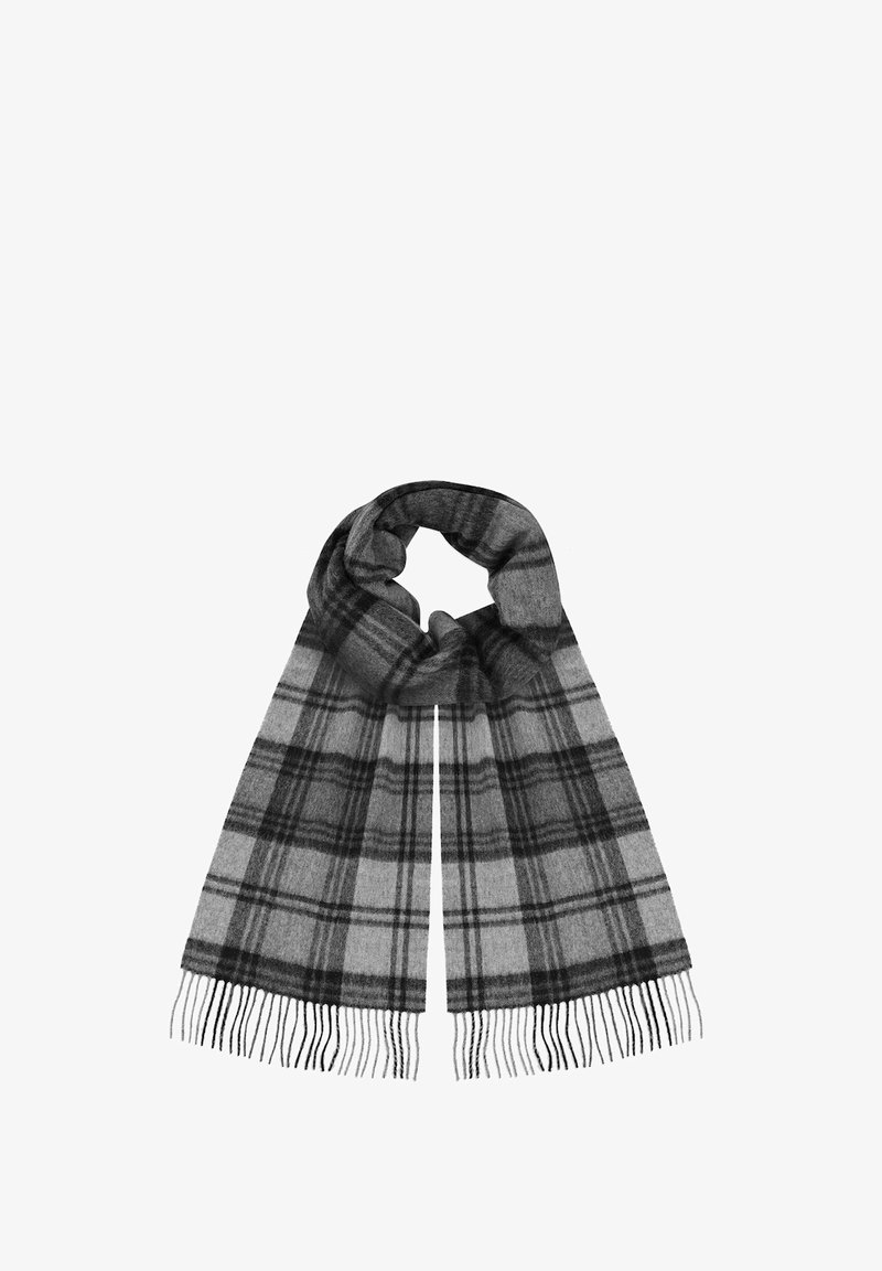 Szary szalik w kratę, wykonany z miękkiego materiału, z wzorem w kratkę w kolorze czarno-białym, wykończony frędzlami po obu stronach.