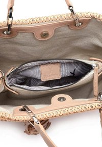 Borsa a tracolla beige intrecciata con finiture in pelle tan, tasca interna con zip e fodera in tessuto con logo.