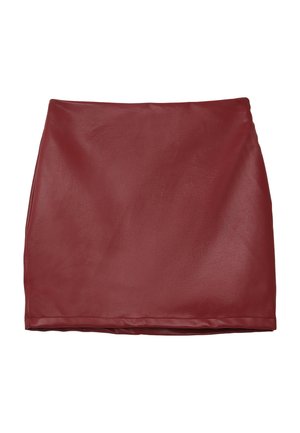 Burgunderfarbener Minirock aus Kunstleder mit glatter Textur, schlankem Schnitt und ohne sichtbare Verschlüsse oder zusätzliche Details.
