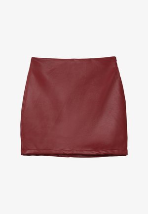 Burgunderfarbener Minirock aus Kunstleder mit glatter Textur, schlankem Schnitt und ohne sichtbare Verschlüsse oder zusätzliche Details.