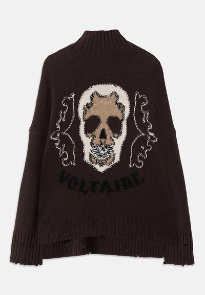 Pulover tricotat maro, cu un design central în formă de craniu, accente decorative și detalii cu tiv zigzag. Textul spune "VOLTAIRE" sub craniu.