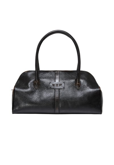 Borsa a mano in pelle nera con forma arrotondata, due manici, superficie testurizzata e un'etichetta rettangolare con le lettere "VSP" attaccata.