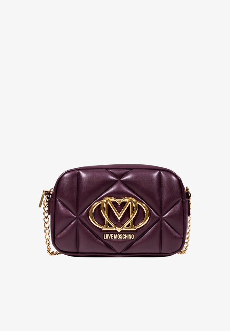 Borsa a tracolla in pelle viola trapuntata con logo dorato e tracolla a catena. Presenta una forma rettangolare e una texture liscia.