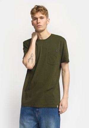 Olijfgroen katoenen T-shirt met een ronde hals, korte mouwen en een borstzak. Voorzien van een klein geborduurd ontwerp op de linker borst.