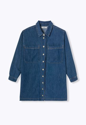 Chemise en denim à manches longues, de couleur bleu clair, avec un devant à boutons, deux poches sur la poitrine et un col. Détails de couture simples.