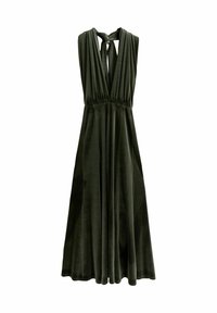 Rochie maxi din catifea verde închis, fără mâneci, cu decolteu adânc în V și legare la spate, talie strânsă și fustă evazată care curge.