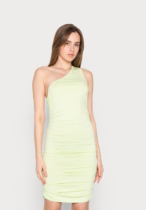 Vestido justo, com um ombro, na cor verde claro. Apresenta detalhes de drapeado em todo o tecido. Feito de um material elástico e suave.