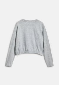 Szürke, rövidített kapucnis pulóver hosszú ujjal, kerek nyakkivágással és elastikus derékkal. Puha, könnyű anyagból készült, sima textúrával.