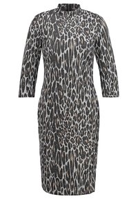 Robe longueur genou, manches longues, col montant, présentant un motif léopard noir, gris et beige sur une silhouette ajustée.