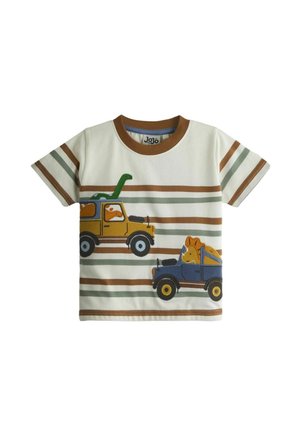 Biele detské tričko s krátkym rukávom s hnedými a zelenými pruhmi, na ktorom sú dva autíčka s postavičkami dinosaurov.