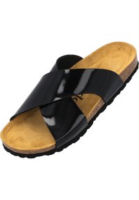 Sandalia deslizante de charol negro con correas entrecruzadas, plantilla de corcho y suela marrón texturizada. Presenta un acabado suave y brillante.