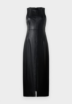 Abito nero senza maniche realizzato in pelle, caratterizzato da un design aderente, taglio al ginocchio e una leggera fessura anteriore. Dettaglio con chiusura a cerniera sul retro.