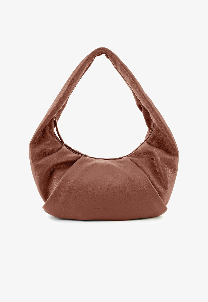 Sac à bandoulière en cuir marron souple avec une large bandoulière, une forme triangulaire arrondie et décontractée, des coutures minimales et un logo embossé discret.