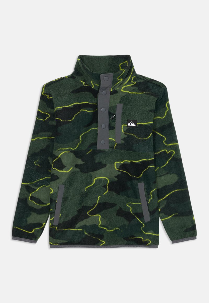 Zöld camo mintás fleece pulóver, élénk sárga részletekkel, magas gallérral és elülső, gombos záródással, szürke panelel.