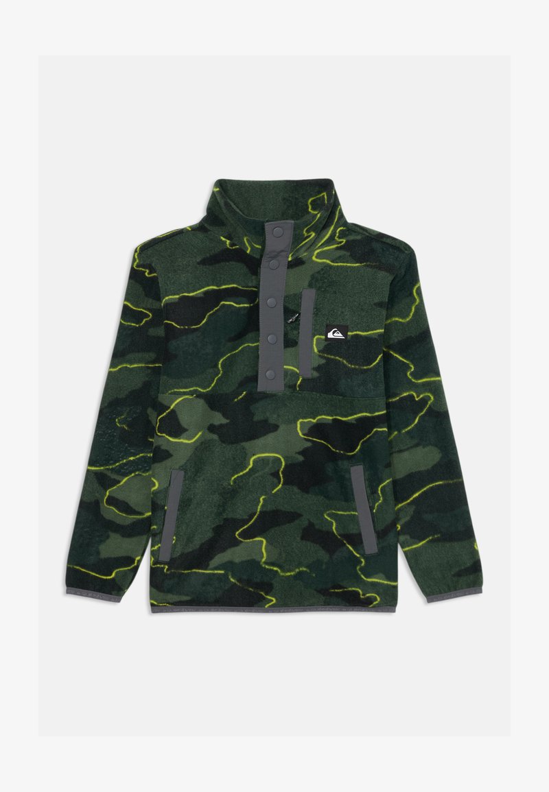 Pulôver em fleece com padrão de camuflagem verde, apresentando detalhes em amarelo brilhante, gola alta e fecho por pressão na frente com painel cinza.