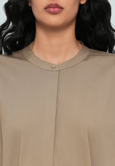 STAUD ENZO MAXI DRESS - Skjortekjole - taupe