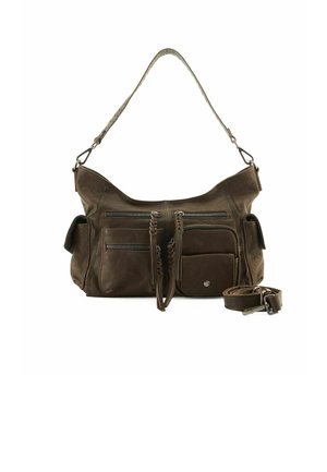 Sac à main en cuir marron avec une surface texturée, deux poches avant zippées et une bandoulière amovible. Il présente des accents tressés et une poche latérale.