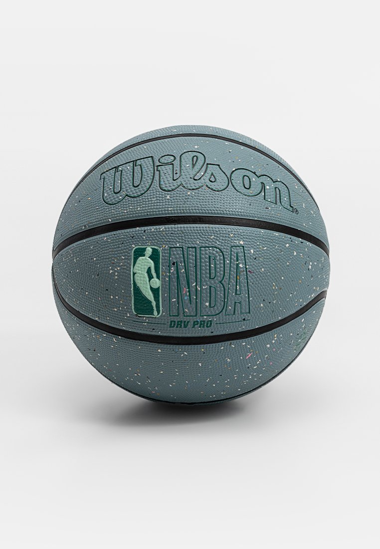 Balón de baloncesto Wilson NBA DRV PRO en azul apagado con costuras negras y manchas multicolor sobre un fondo blanco.