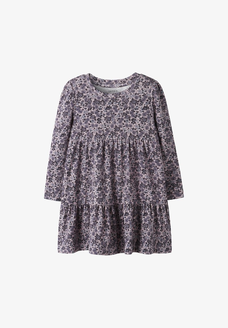 Langärmliges rosa Kleid mit dunklem Blumenmuster, geraffter Taille und mehrstufigem Rüschensaum, entworfen für Kinder.