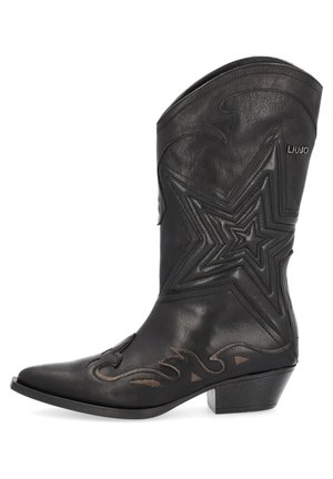 Bota de cowboy de cuero negro con bordados de estrellas y patrones de llamas, tacón bajo y logo "LIU JO" en la parte superior del caña.