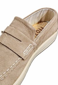 Scarpa in suede beige con finitura testurizzata, design slip-on, Cuciture bianche a contrasto e soletta in sughero. Presenta una singola fascia sulla parte anteriore.