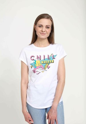 Bílý tričko s barevným grafikou, která říká "CHILL VIBES", obsahující kreslené postavičky a geometrické tvary. Krátké rukávy, přiléhavý střih.