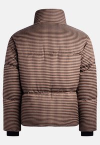 Casaco puffer xadrez em tons de castanho e bege, com gola alta, textura acolchoada e punhos canelados. Apresenta uma silhueta larga.