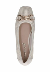 Beige webbed Ballerina mit quadratischer Spitze, verziert mit einer goldenen Kettenakzent und einem glatten Lederbesatz. Strukturierte Oberseite und weiches Innenfutter.