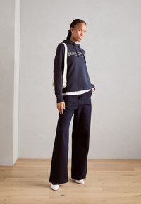 Marc O'Polo LONG SLEEVE HOODED LOGO PRINT - Camisola - deep blue sea