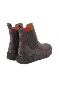 Brązowe skórzane botki za kostkę z wzorzystym elastycznym panelem bocznym, różowymi akcentami i teksturowaną czarną gumową podeszwą. Zawierają szczegóły przeszycia.