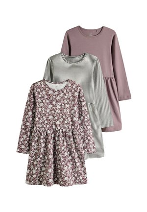 Tre langærmede børnekjoler i violette blomsterprint, sort-hvide striber og ensfarvet støvet pink, lag på lag oven på hvid baggrund.