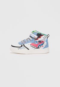 Hoge sneakers met een blauwe bovenkant, witte accenten, meerkleurige grafische prints van een auto, vetersluiting en klittenband.
