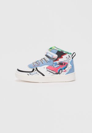 Hoge sneakers met een blauwe bovenkant, witte accenten, meerkleurige grafische prints van een auto, vetersluiting en klittenband.