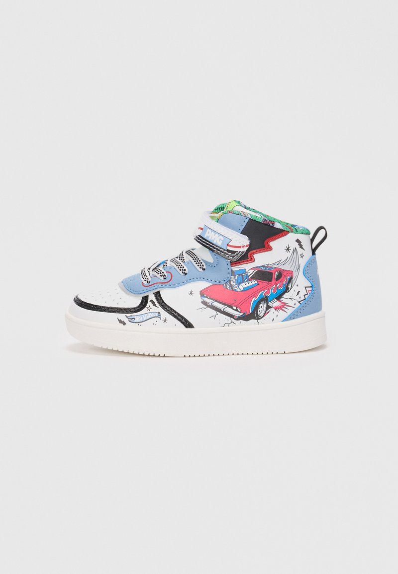 Hoge sneakers met een blauwe bovenkant, witte accenten, meerkleurige grafische prints van een auto, vetersluiting en klittenband.
